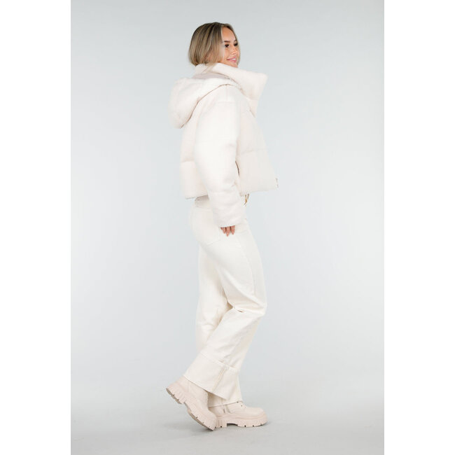 Weiße Teddy-Steppjacke mit Kapuze und hohem Kragen