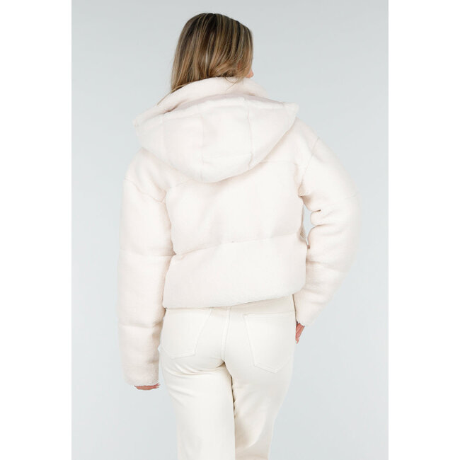 Weiße Teddy-Steppjacke mit Kapuze und hohem Kragen