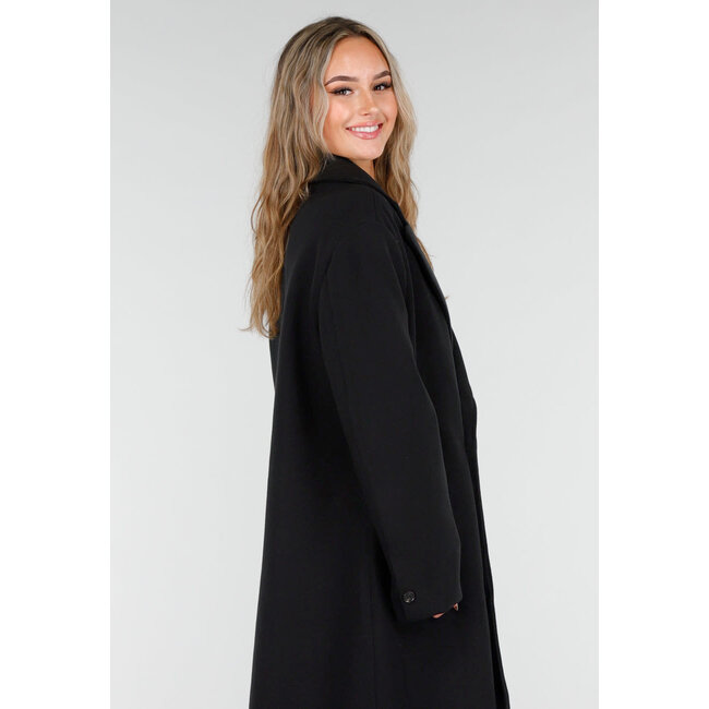 Schwarzer langer Mantel mit gerader Passform und breitem Revers