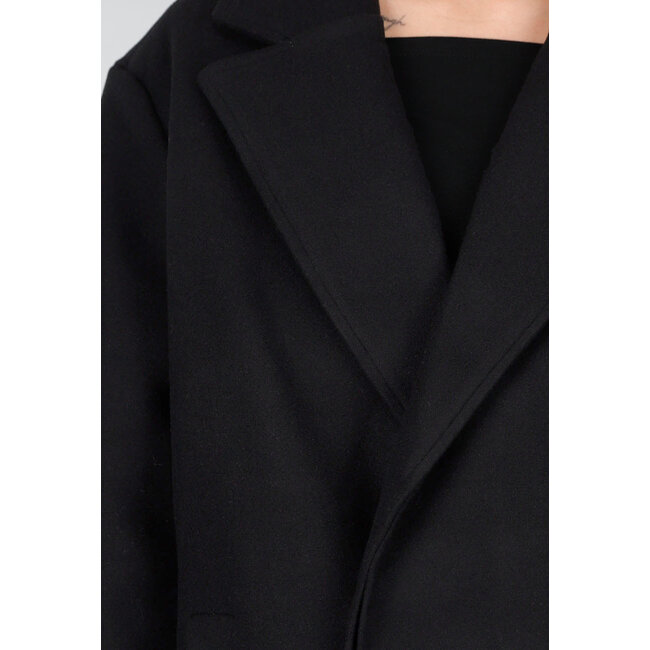 Schwarzer langer Mantel mit gerader Passform und breitem Revers