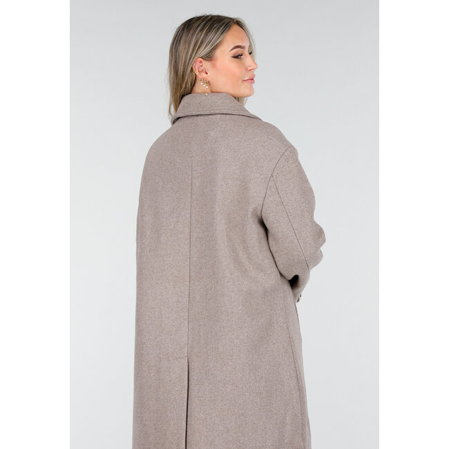 Beiger Trenchcoat mit gerader Passform