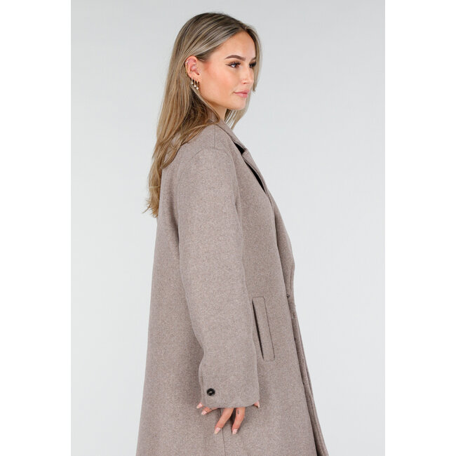 Beiger Trenchcoat mit gerader Passform