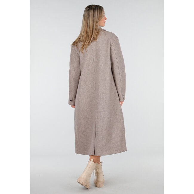 Beiger Trenchcoat mit gerader Passform