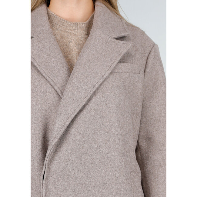 Beiger Trenchcoat mit gerader Passform