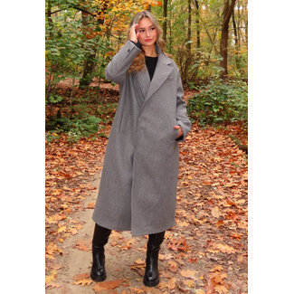 Langer grauer Mantel