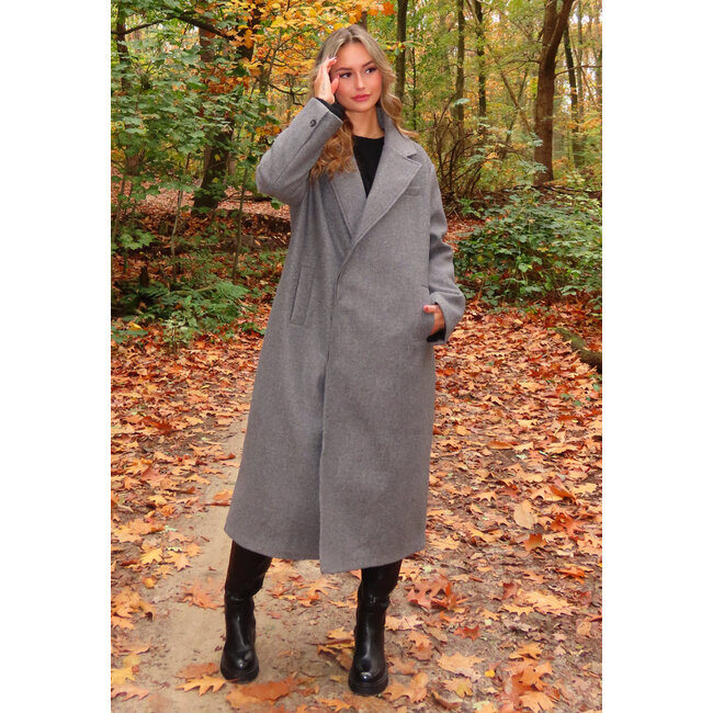 Langer grauer Trenchcoat