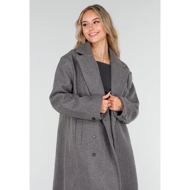Langer grauer Trenchcoat