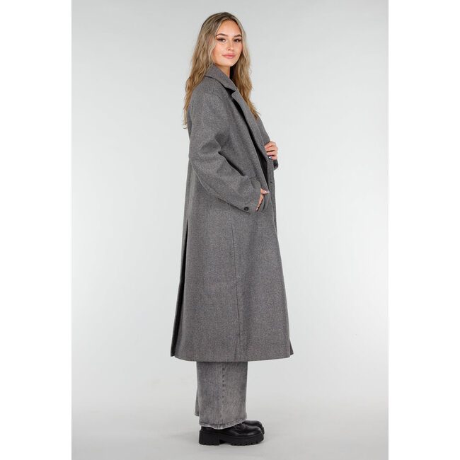 Langer grauer Trenchcoat