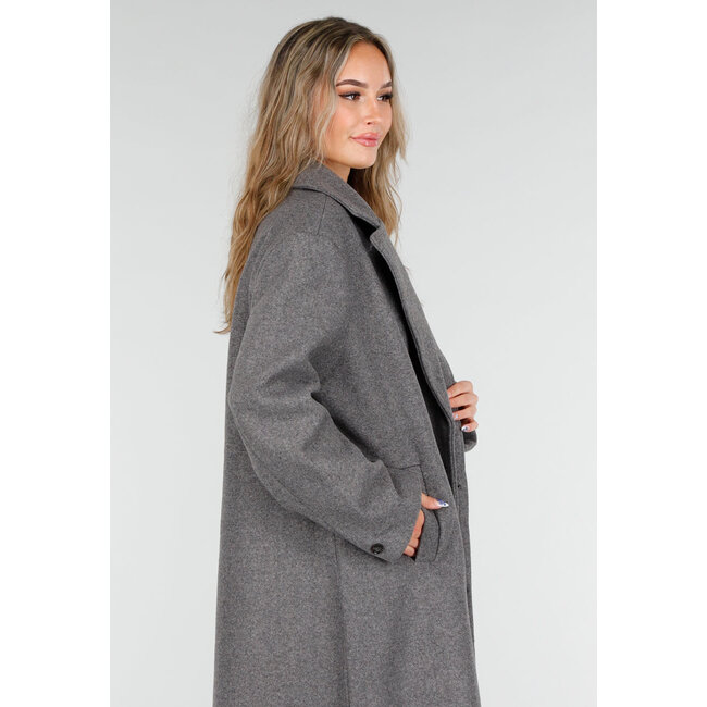 Langer grauer Trenchcoat