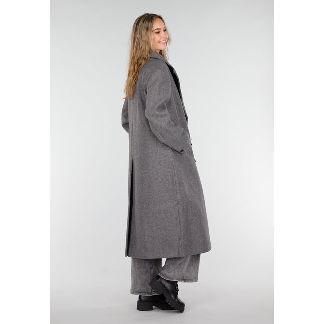 Langer grauer Trenchcoat