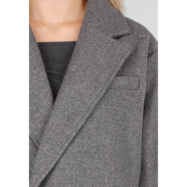 Langer grauer Trenchcoat