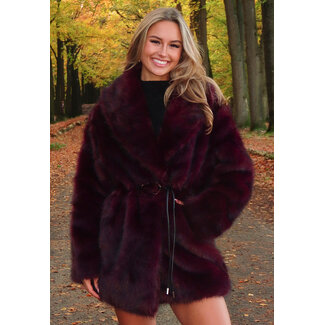 Bordeauxroter Pelzmantel