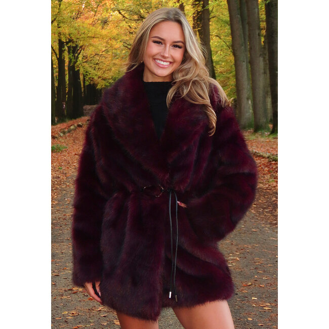 Bordeauxrote Kunstfelljacke mit Gürtel und breitem Kragen