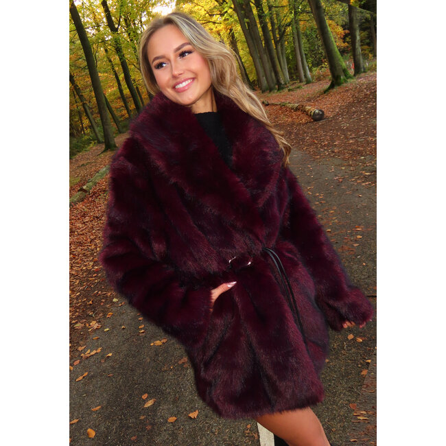 Bordeauxrote Kunstfelljacke mit Gürtel und breitem Kragen