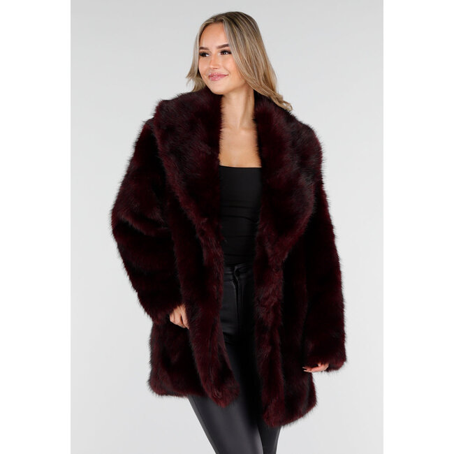 Bordeauxrote Kunstfelljacke mit Gürtel und breitem Kragen