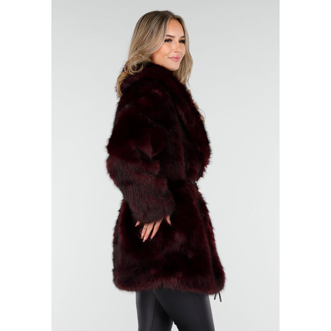 Bordeauxrote Kunstfelljacke mit Gürtel und breitem Kragen