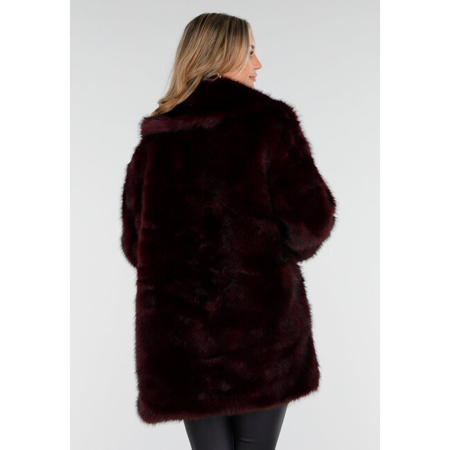 Bordeauxrote Kunstfelljacke mit Gürtel und breitem Kragen