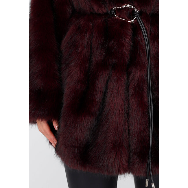 Bordeauxrote Kunstfelljacke mit Gürtel und breitem Kragen