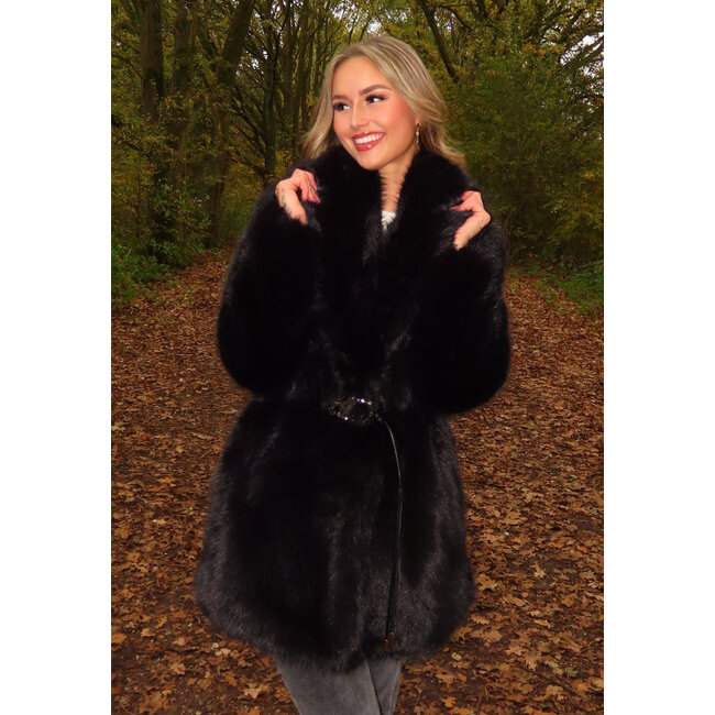 Schwarze Kunstfelljacke mit Gürtel