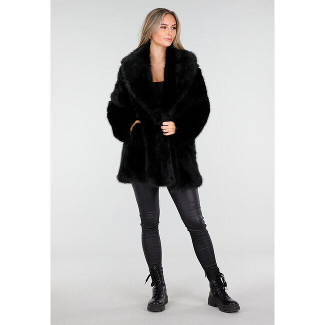 Schwarze Kunstfelljacke mit Gürtel