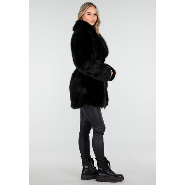 Schwarze Kunstfelljacke mit Gürtel