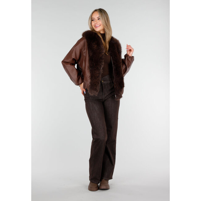 Dunkelbraune Lederoptik-Jacke mit Kunstpelzkragen und locker fallender Passform