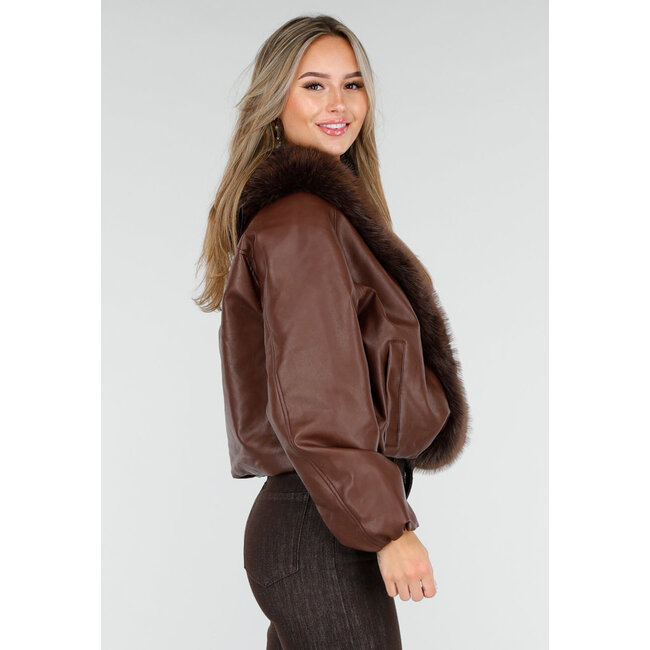 Dunkelbraune Lederoptik-Jacke mit Kunstpelzkragen und locker fallender Passform