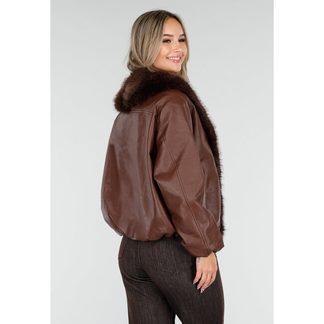 Dunkelbraune Lederoptik-Jacke mit Kunstpelzkragen und locker fallender Passform