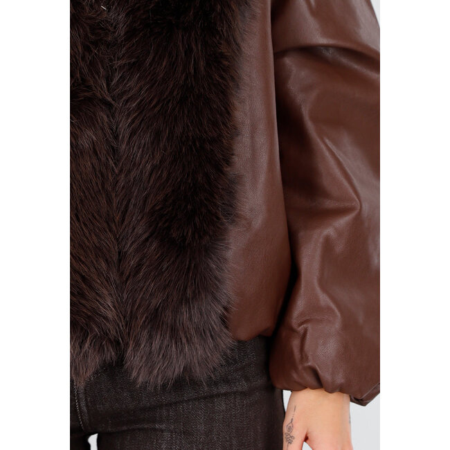 Dunkelbraune Lederoptik-Jacke mit Kunstpelzkragen und locker fallender Passform