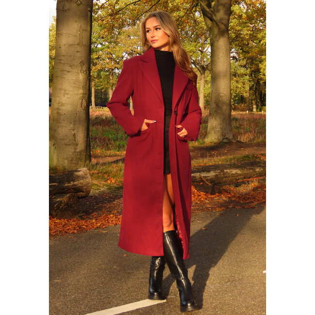 Roter Mantel mit Reverskragen und Knöpfen