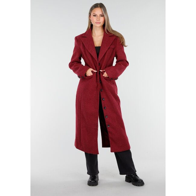 Roter Mantel mit Reverskragen und Knöpfen