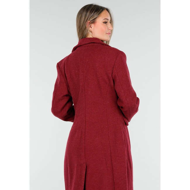 Roter Mantel mit Reverskragen und Knöpfen