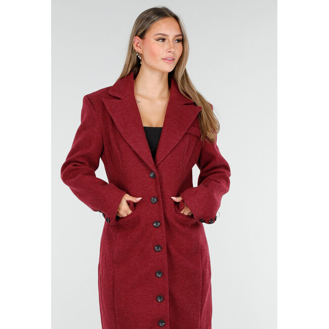 Roter Mantel mit Reverskragen und Knöpfen