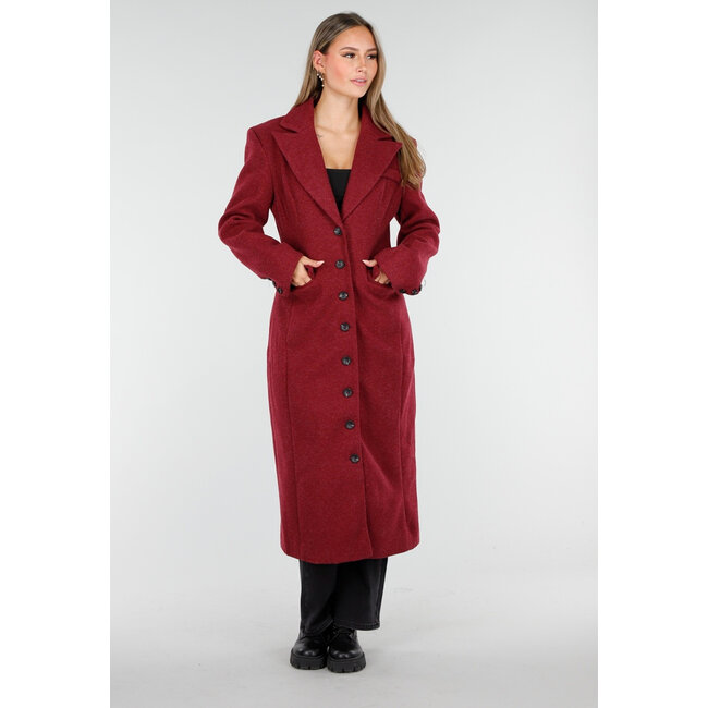 Roter Mantel mit Reverskragen und Knöpfen