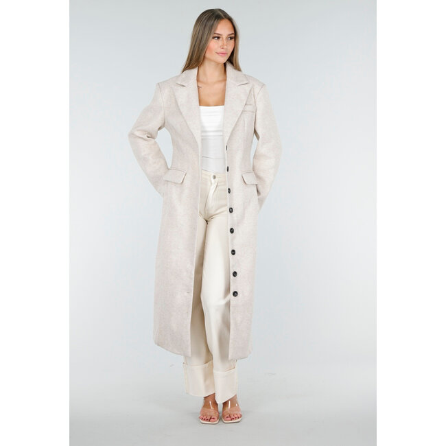 Langer beiger Mantel mit schwarzen Knöpfen und Pattentaschen