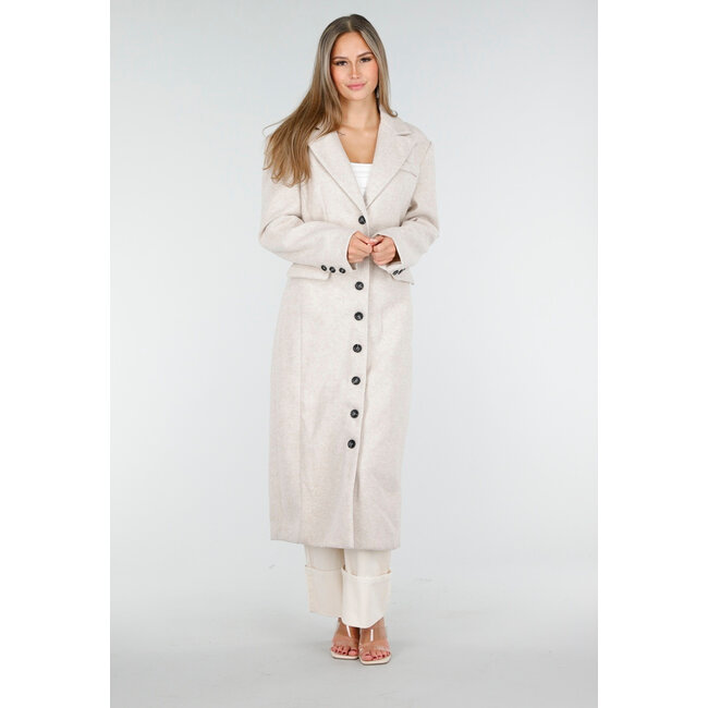 Langer beiger Mantel mit schwarzen Knöpfen und Pattentaschen