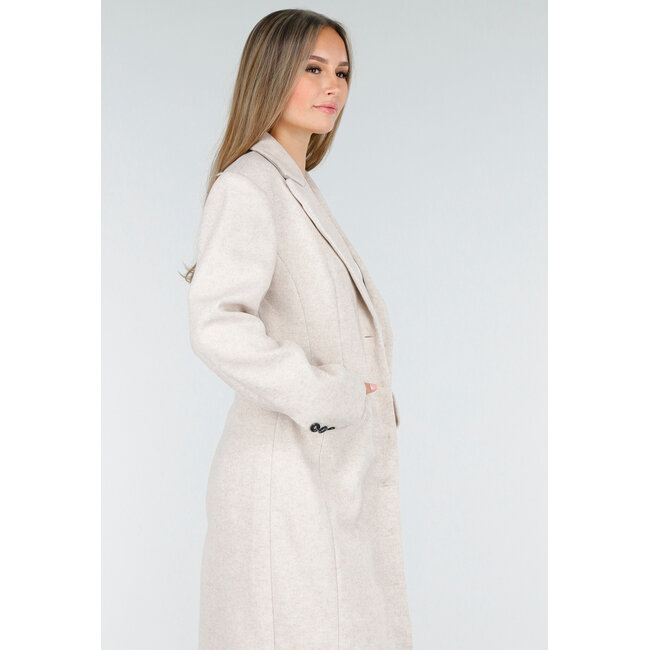 Langer beiger Mantel mit schwarzen Knöpfen und Pattentaschen