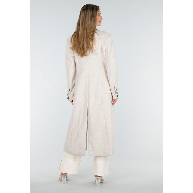 Langer beiger Mantel mit schwarzen Knöpfen und Pattentaschen