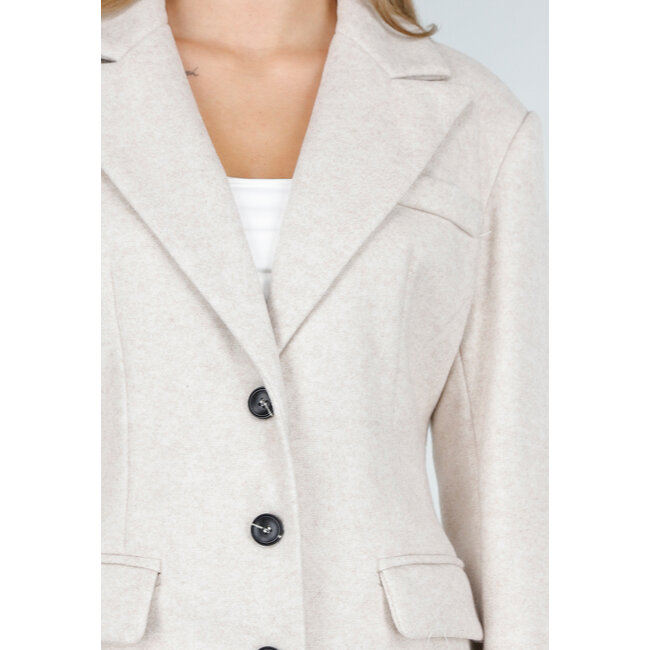 Langer beiger Mantel mit schwarzen Knöpfen und Pattentaschen