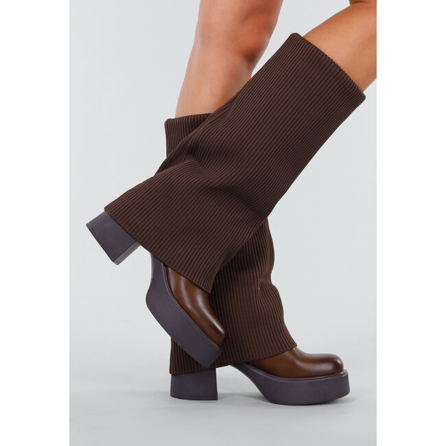 Dunkelbraune Plateau-Stiefel mit geripptem Schaft und Blockabsatz
