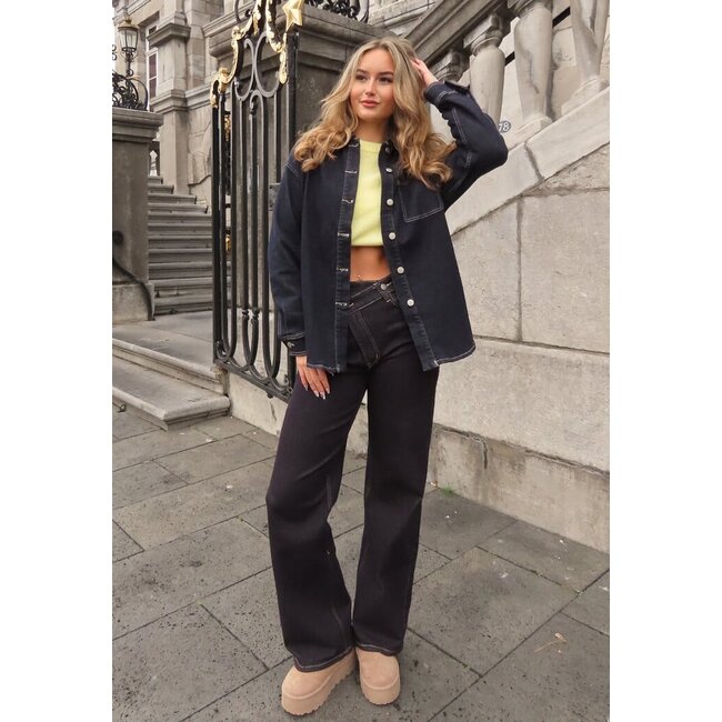 Moderne Jeans, kuschelige Strickwaren