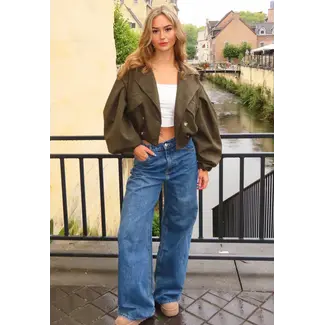 Casual Chic in Olivgrünem Wildleder