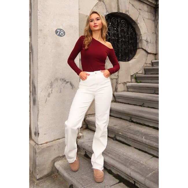 Chic in Bordeauxrot und Weiß