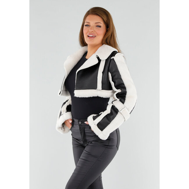 Schwarz-weißes, kurzes Pelzjacke mit Kunstleder und Sherpa-Verzierung