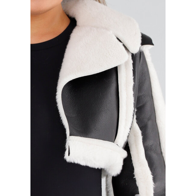 Schwarz-weißes, kurzes Pelzjacke mit Kunstleder und Sherpa-Verzierung