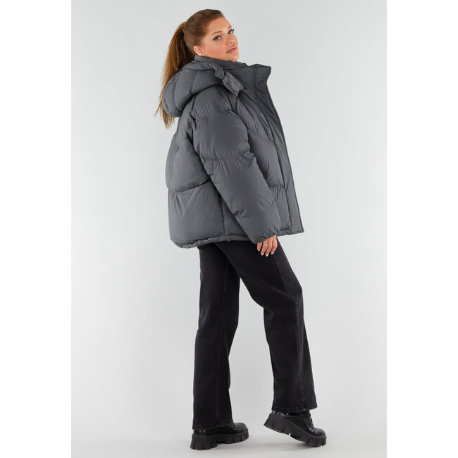 Dunkelgraue Daunenjacke mit Kapuze