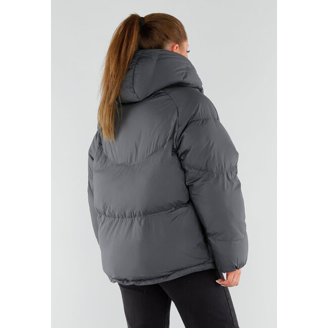 Dunkelgraue Daunenjacke mit Kapuze