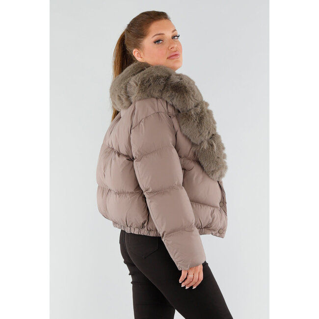 Taupe Pufferjacke mit breitem Kunstfellkragen