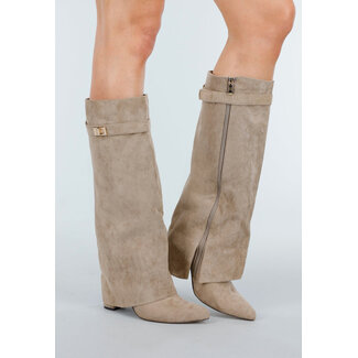 Beigefarbene Stiefel in Wildlederoptik