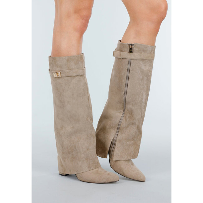 Beigefarbene Stiefel im Wildleder-Look mit Riemchen und spitzer Zehenpartie